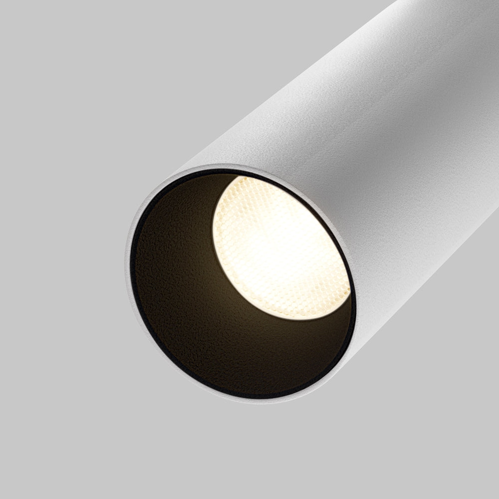 Gros plan sur la lentille LED et l'intérieur noir du projecteur