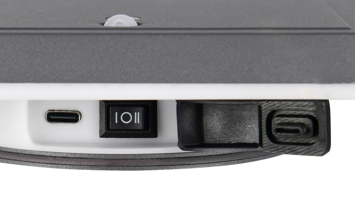 Détail de la connectique USB-C et de l'interrupteur sous l'applique
