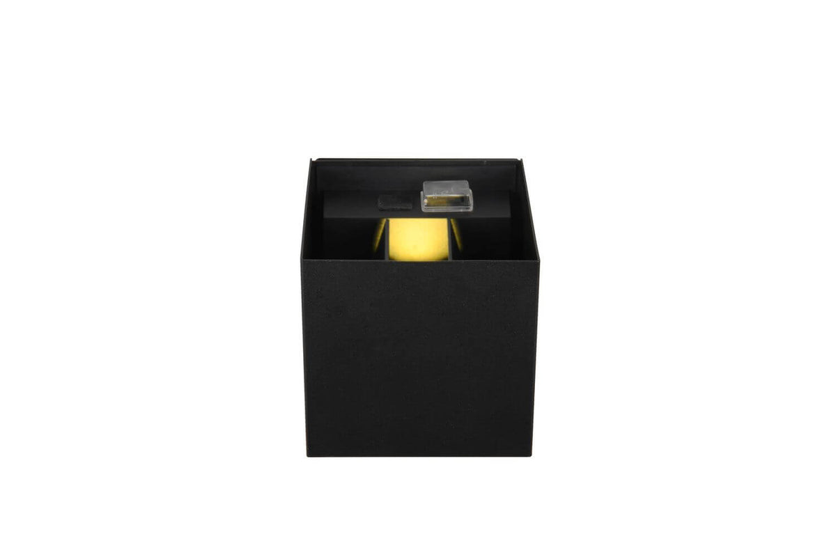 Vue de dessus du boîtier noir ouvert, montrant le module LED et le connecteur transparent