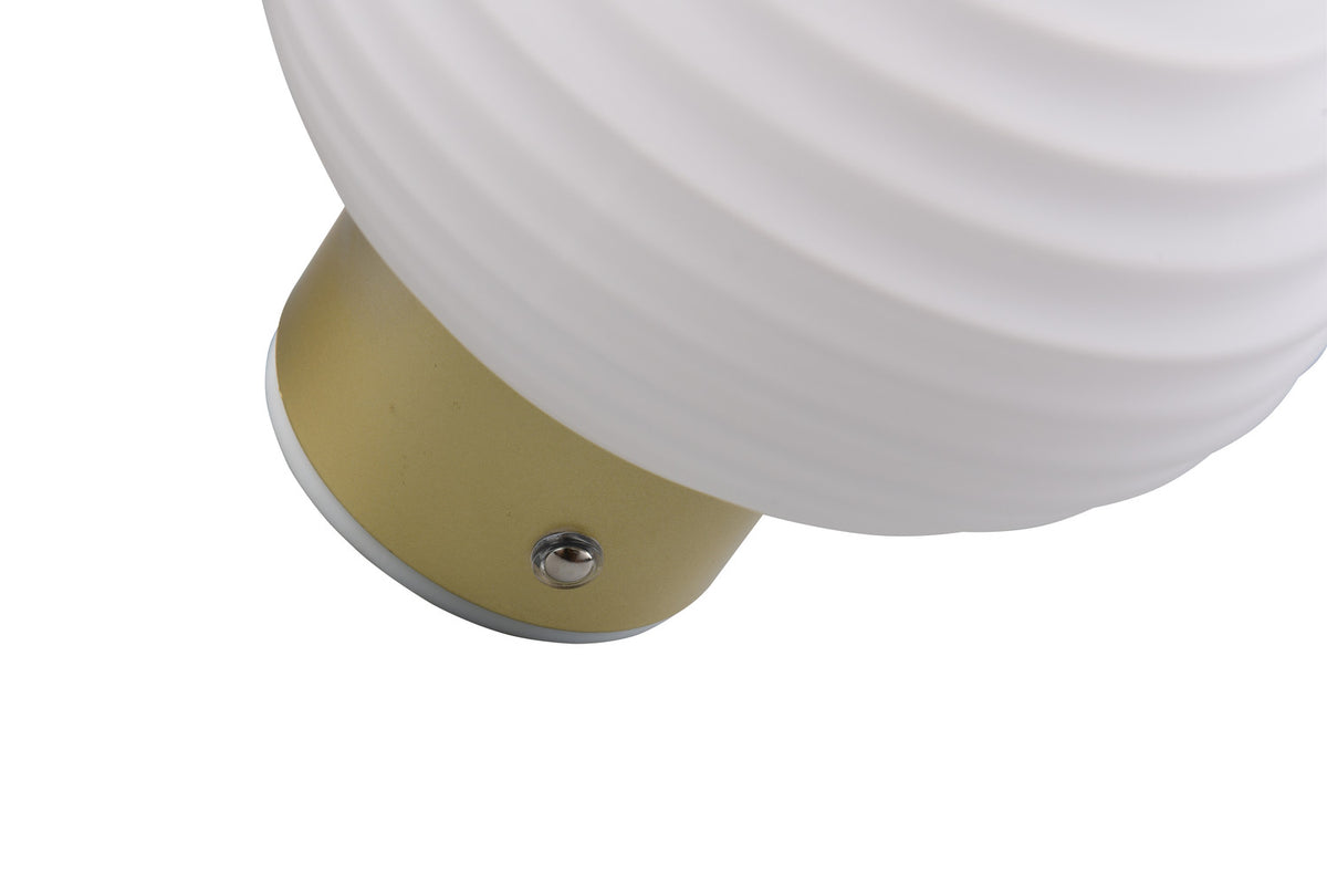 Détail rapproché de la base en laiton brossé avec vis de fixation et verre strié.