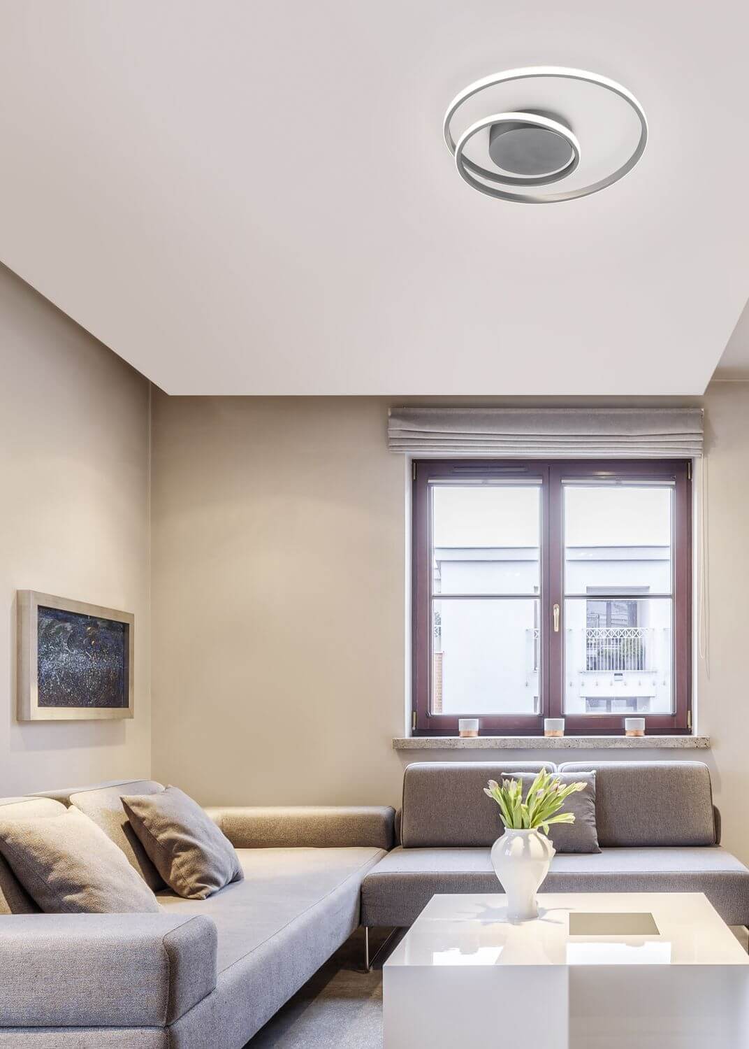 Mise en ambiance dans un salon contemporain, plafonnier allumé fixé au plafond blanc