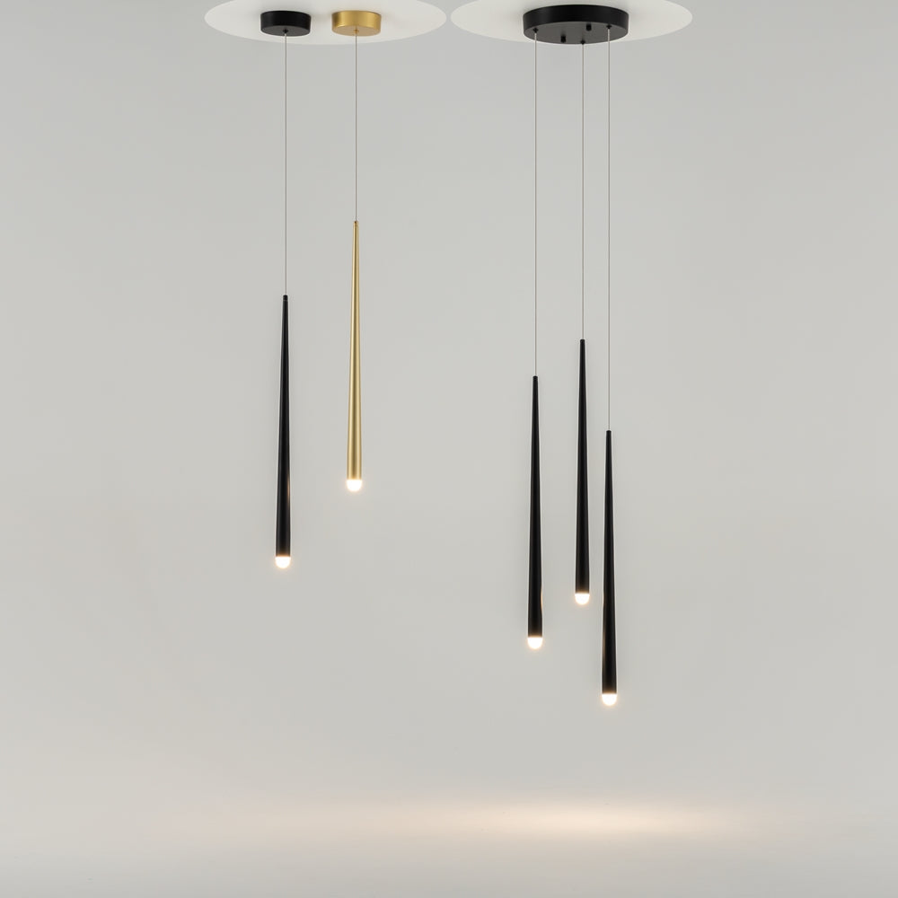 Mise en ambiance avec plusieurs suspensions dorées et noires de tailles différentes