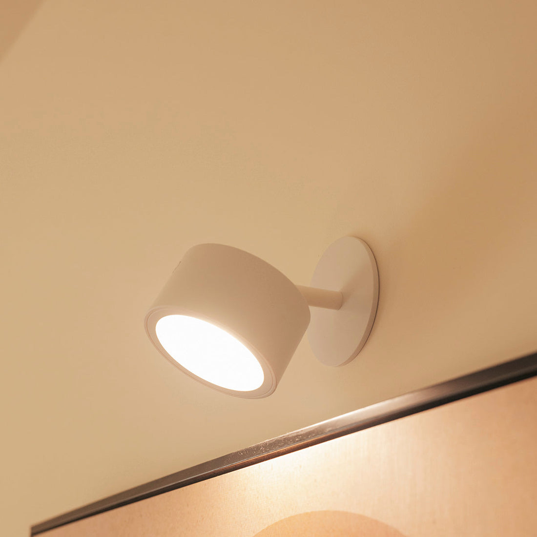 Roll 8 cordless wall lamp, round