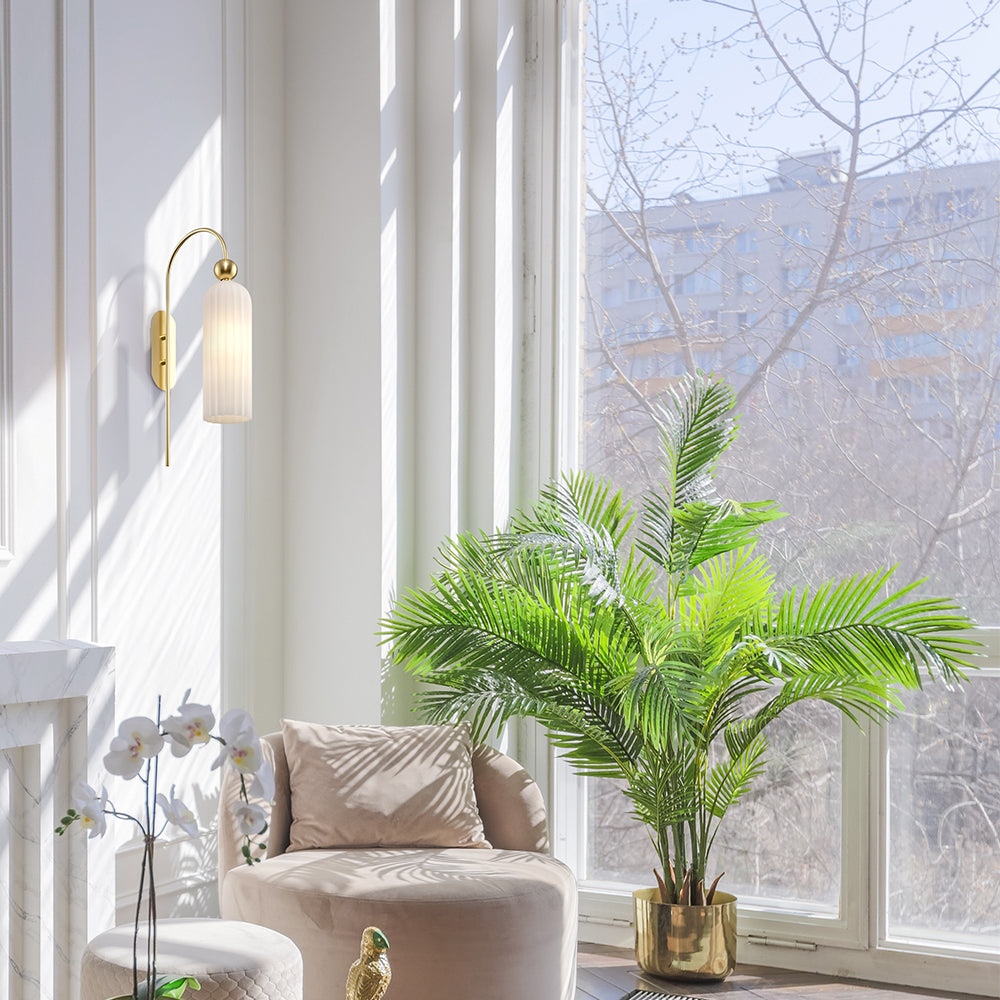 Mise en ambiance dans un salon clair près d'une grande fenêtre