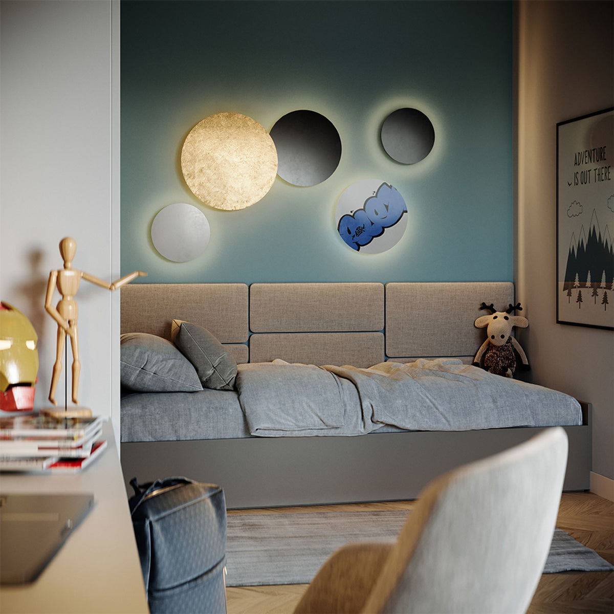 Chambre bleue avec disques muraux lumineux au-dessus du lit et personnage articulé.