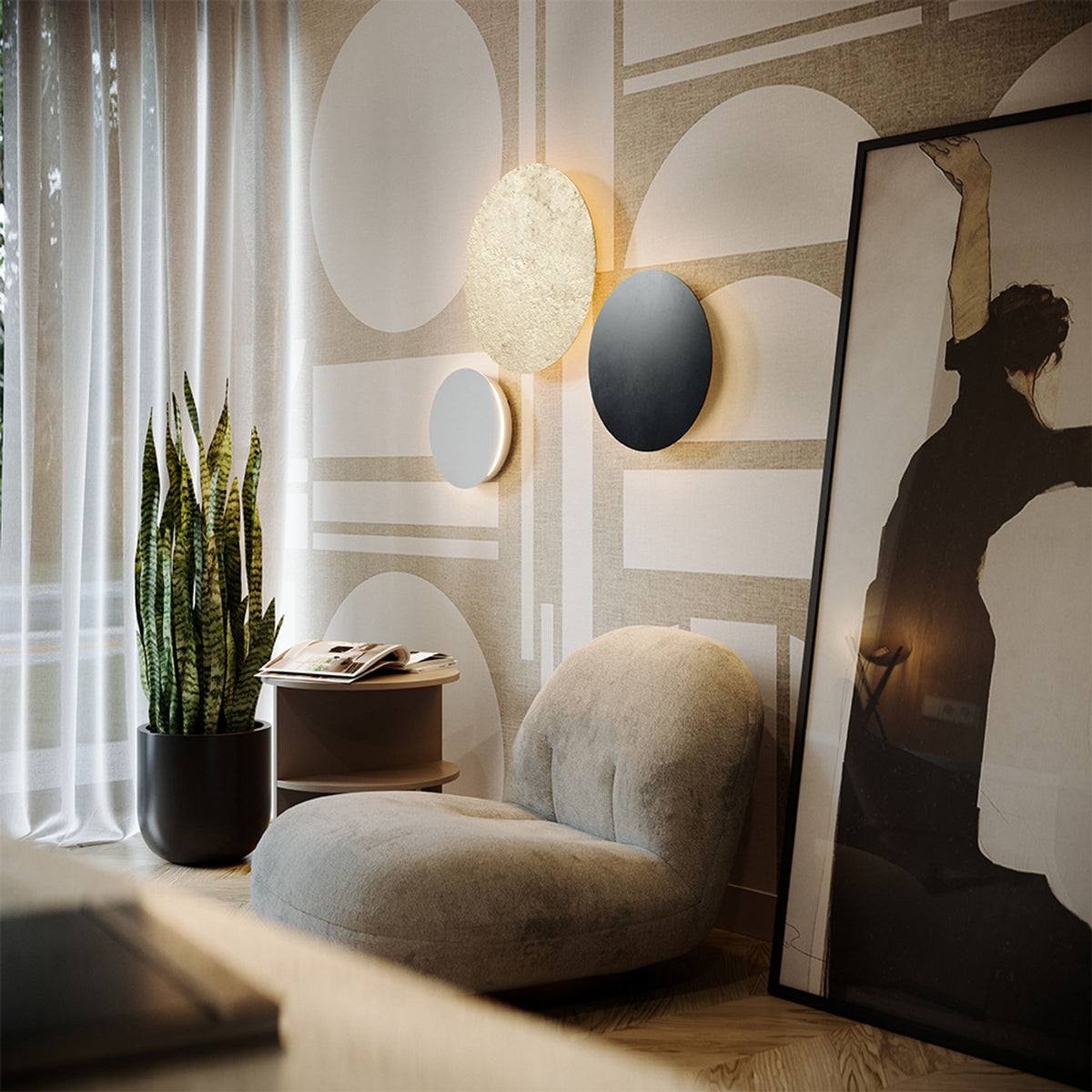 Vue d'ambiance avec appliques rondes sur papier peint géométrique, fauteuil et plante.
