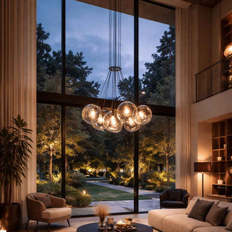 Suspension grappe de globes en verre fumé installée dans un salon à double hauteur