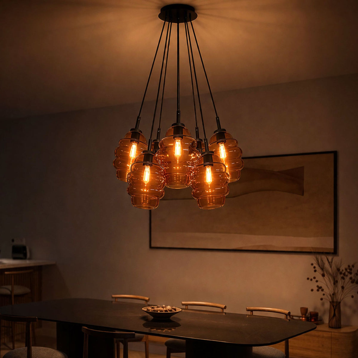 Vue de la suspension sept lumières éclairant une salle à manger aux reflets ambrés