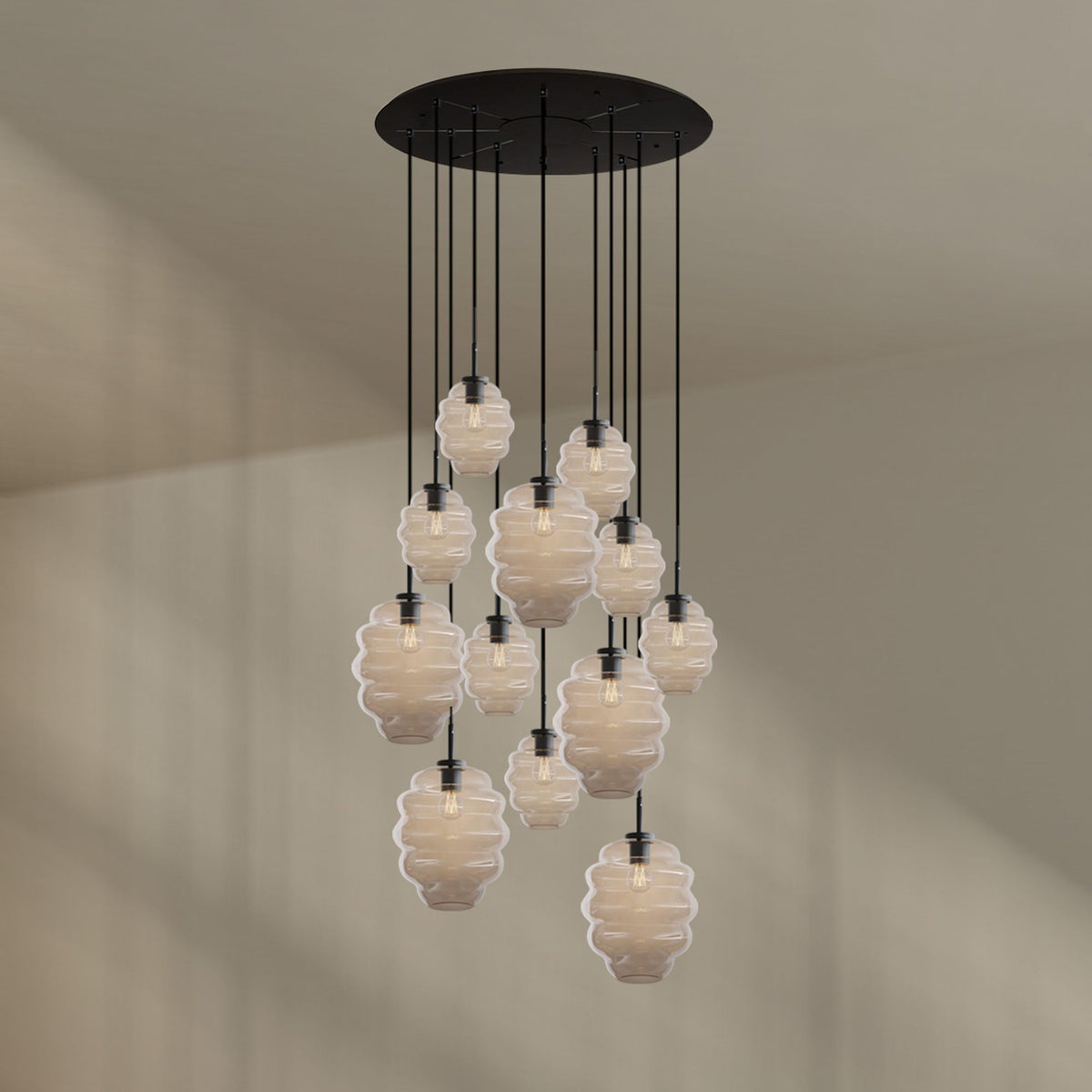 Détail du luminaire avec douze verres blancs translucides et rosace circulaire noire