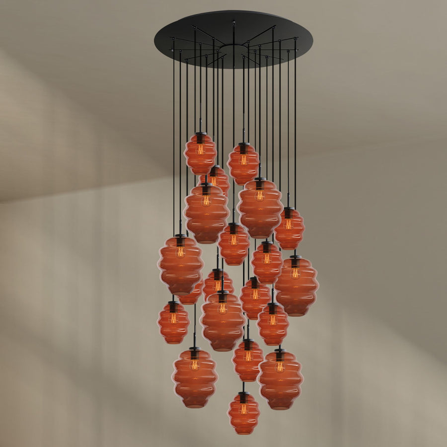 Vue de face du luminaire aux vingt verres orange ambré et câbles noirs.