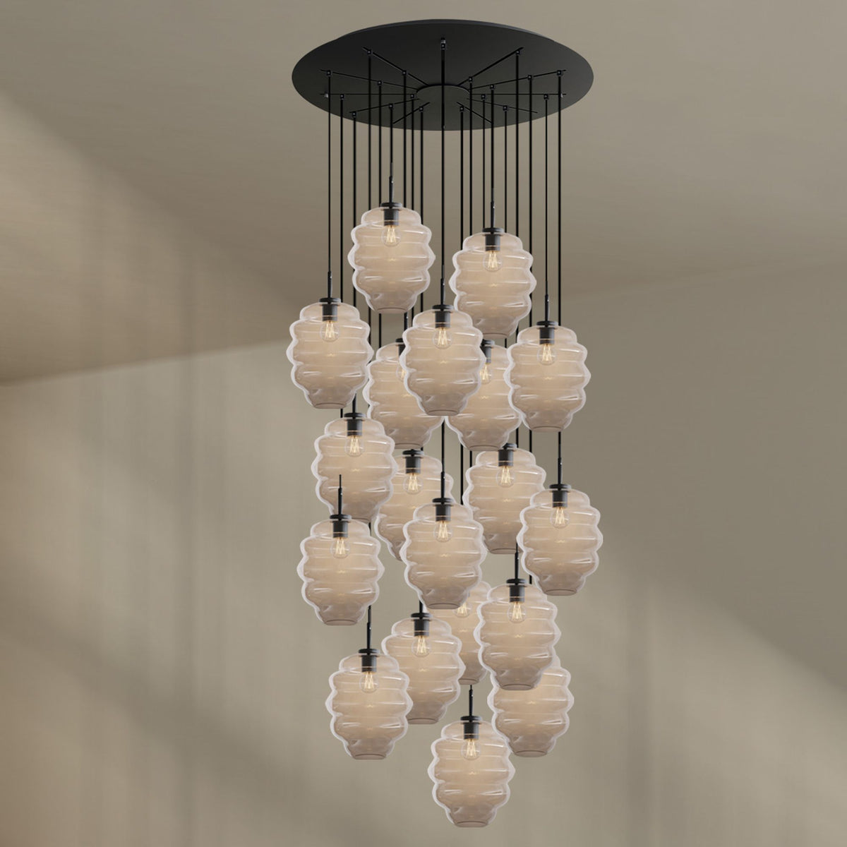 Variante verre opalin blanc laiteux, vingt globes cannelés suspendus en grappe.