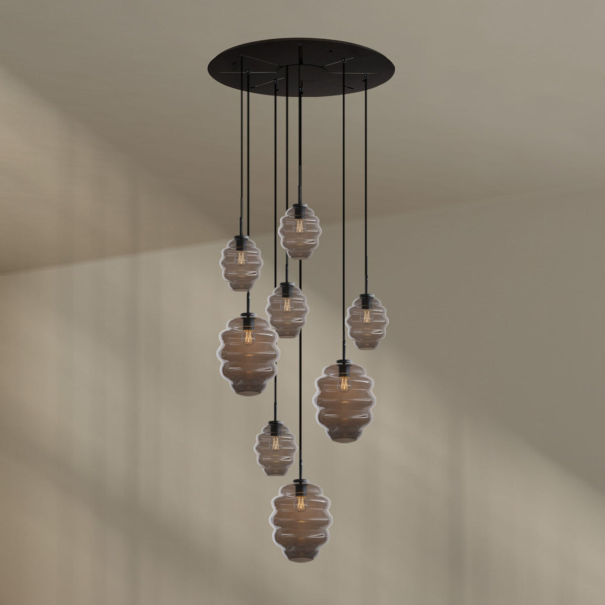 Version fumée du luminaire présentée de face sur fond neutre