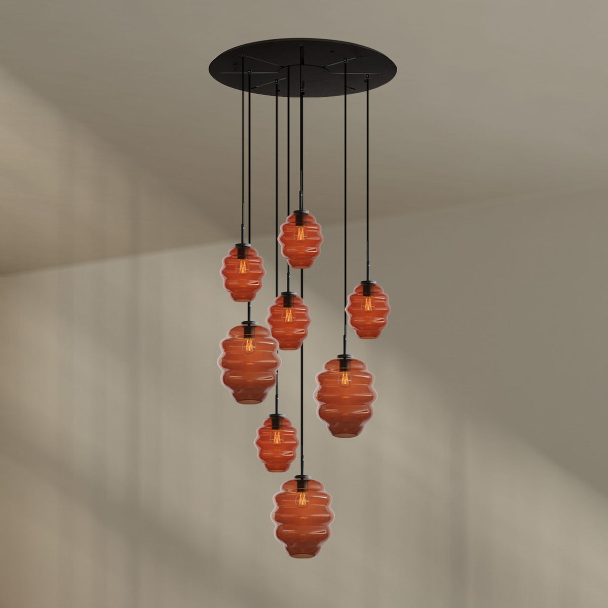 Suspension aux verres ambrés photographiée de face sous plafond clair