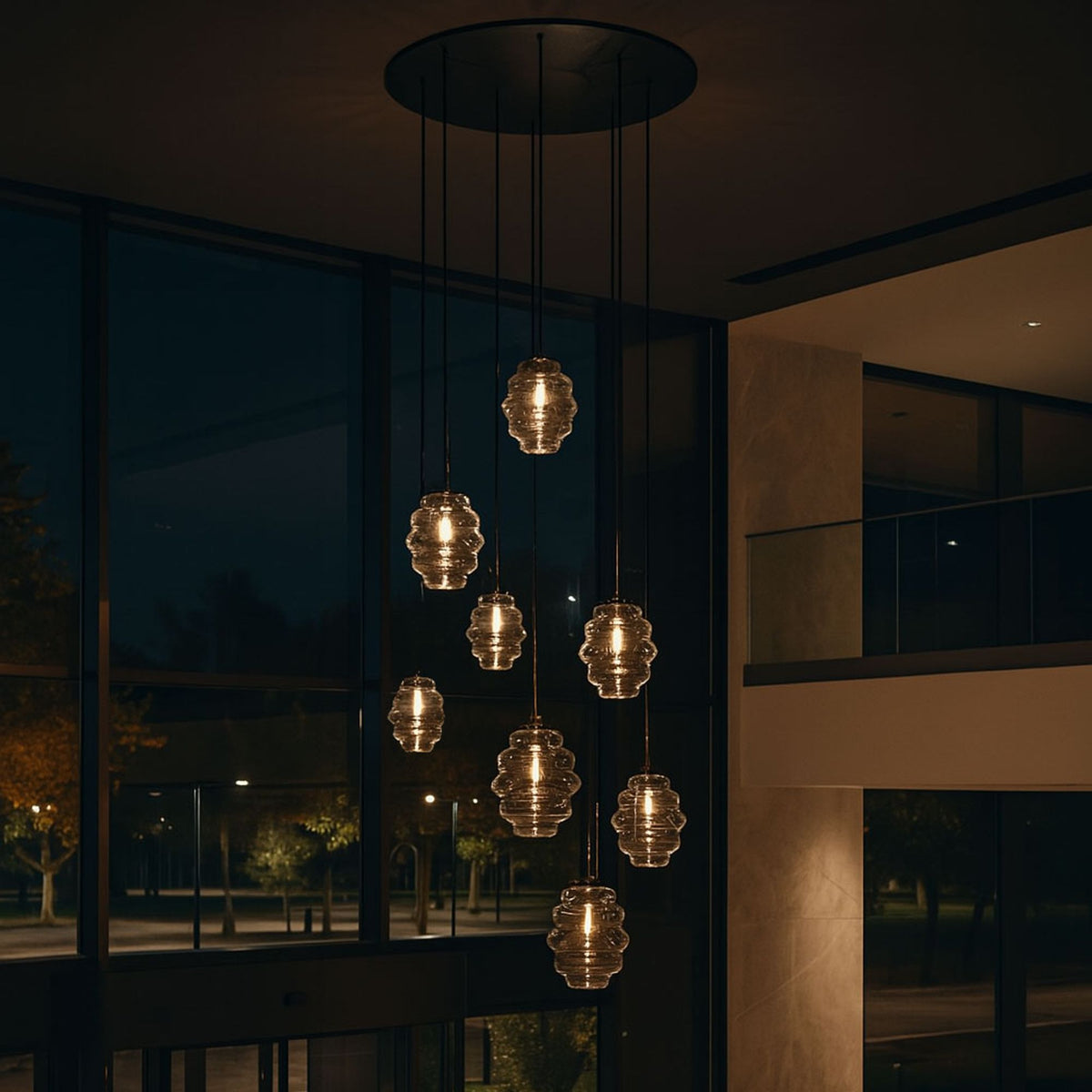 Mise en ambiance nocturne devant baies vitrées, verres transparents allumés