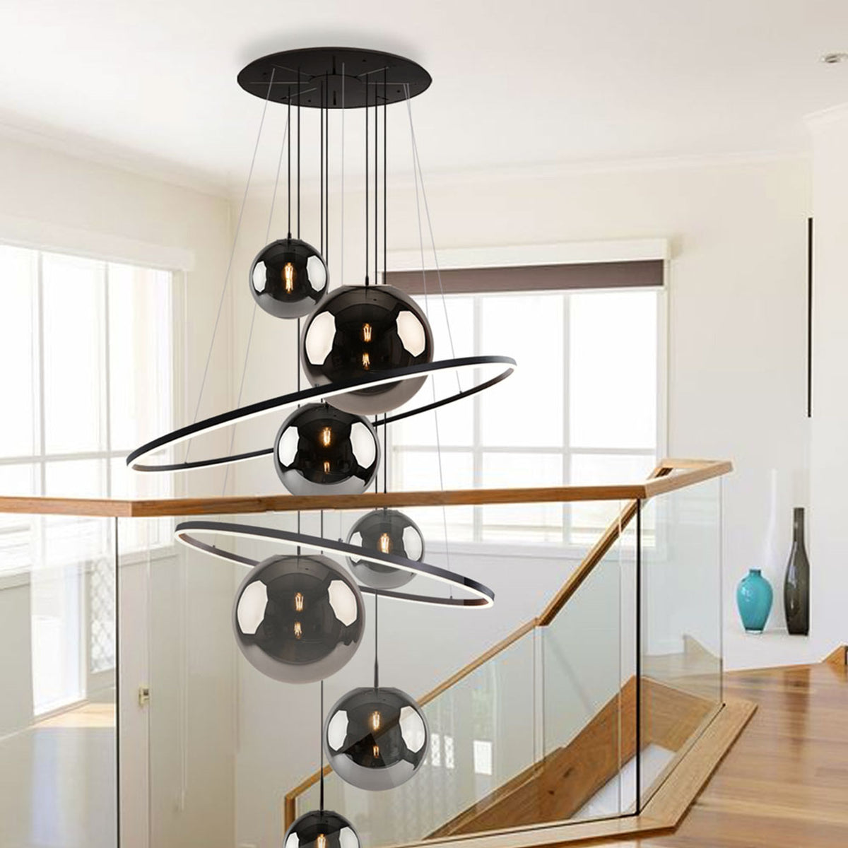 Mise en ambiance moderne, luminaire suspendu au-dessus d'une rampe d'escalier intérieure