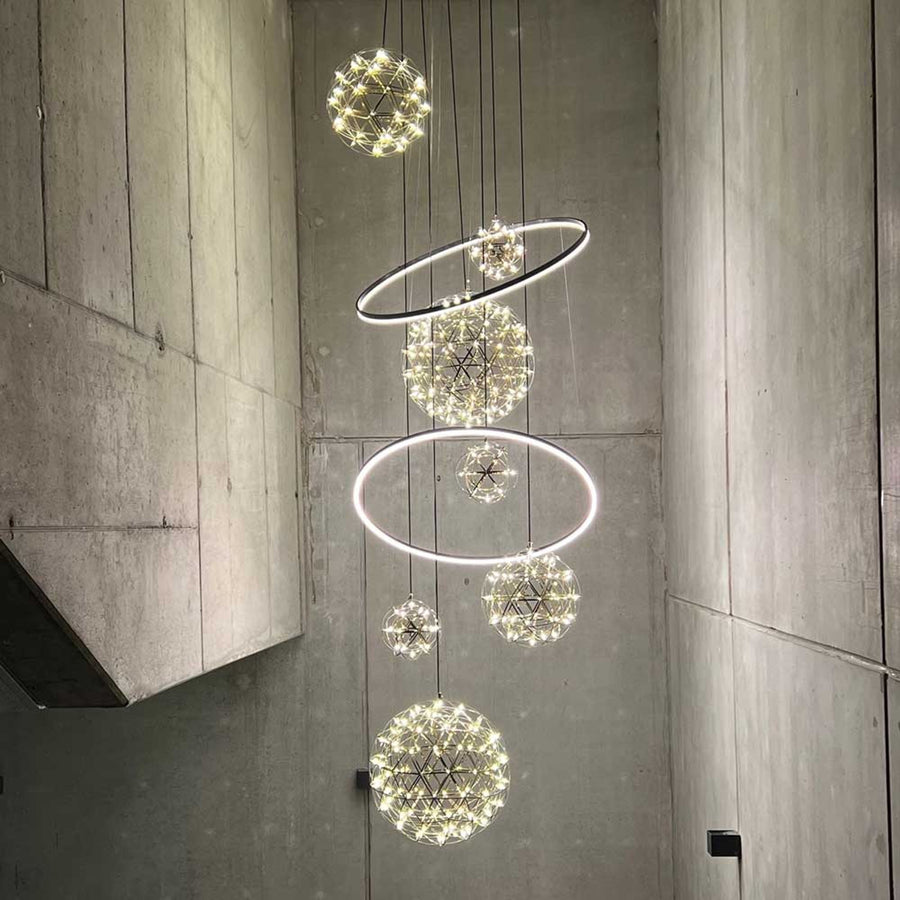 Gros plan sur les boules étoilées et les deux anneaux lumineux suspendus