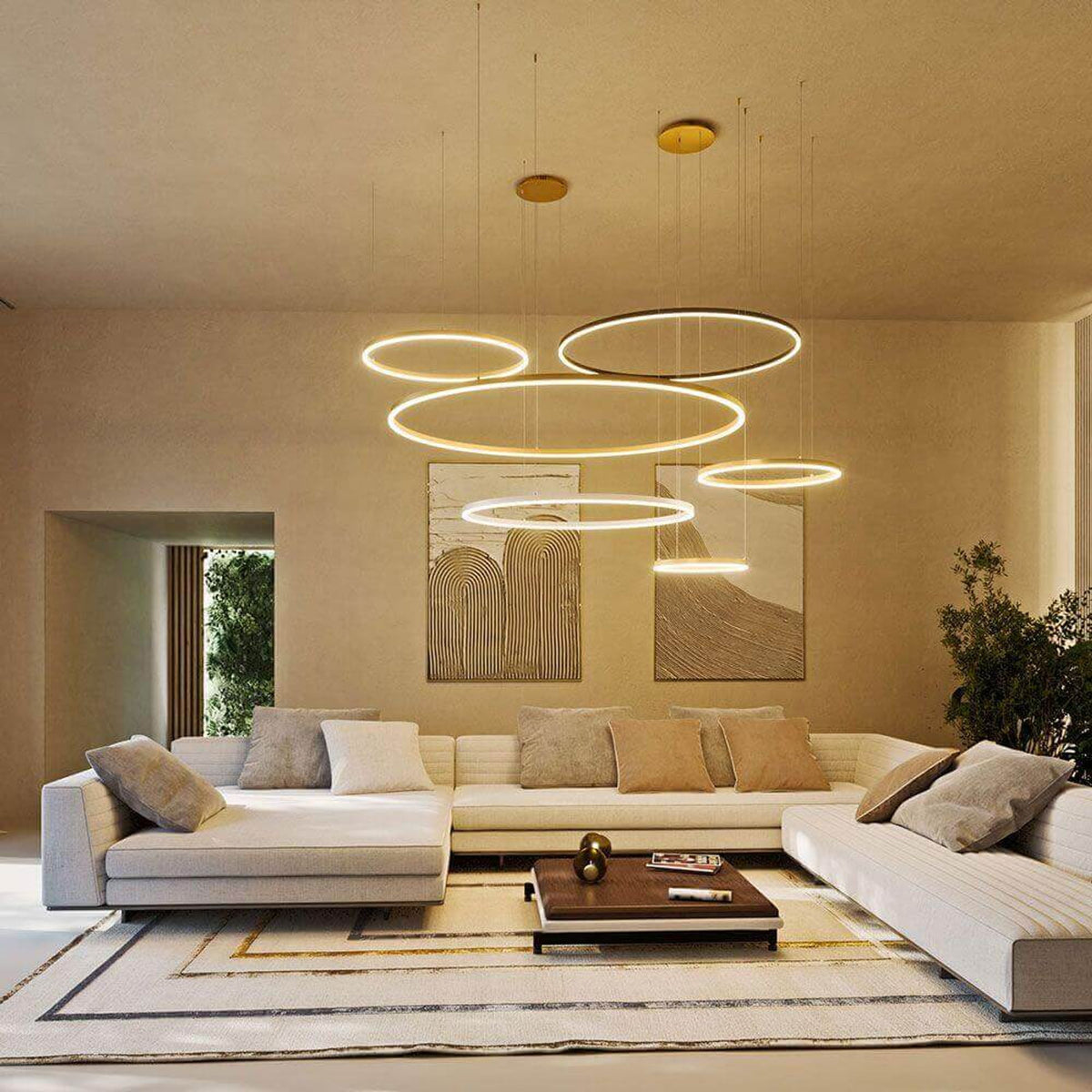 Mise en ambiance dans un salon beige avec plusieurs cercles dorés allumés