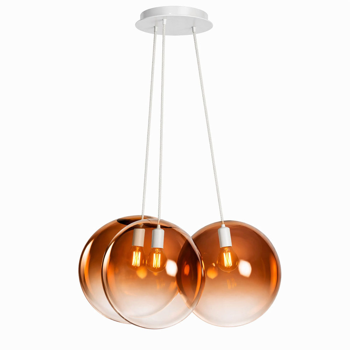 Vue de face de la suspension grappe à trois verres ambrés et câbles blancs