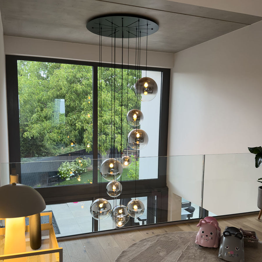 Suspension vue depuis la mezzanine, près d'une lampe et de jouets roses.