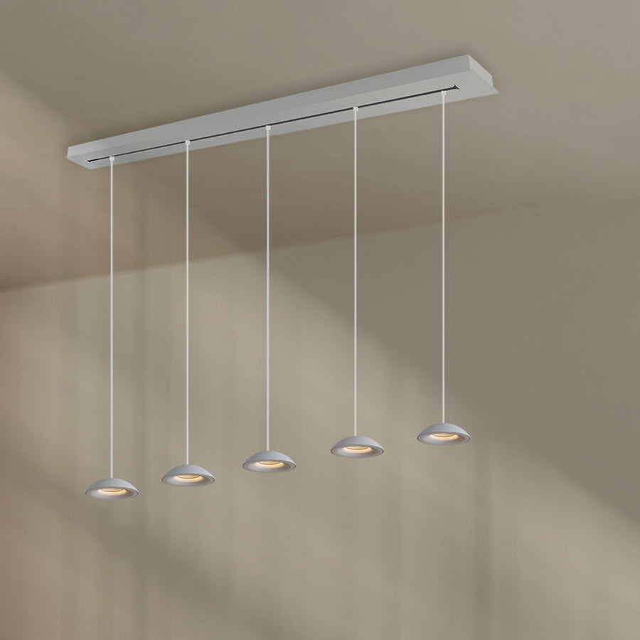Version blanche du luminaire, barre rectangulaire et cinq suspensions fines depuis le plafond