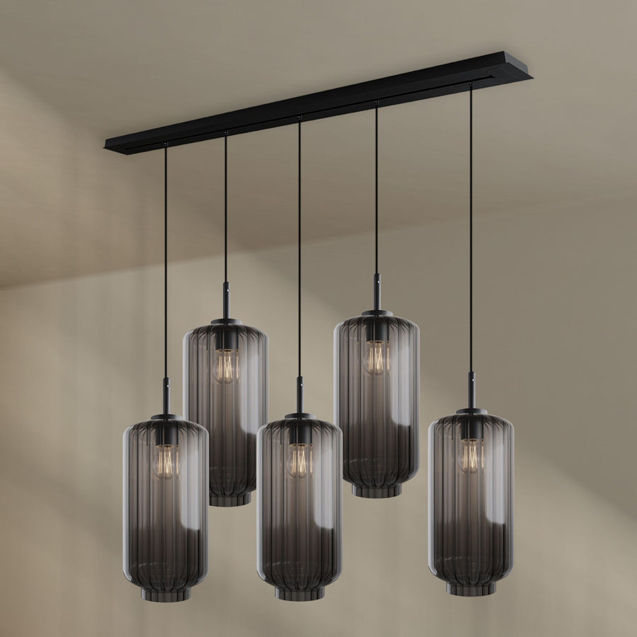 Produit de face, cinq verres fumés gris translucides suspendus à hauteurs décalées