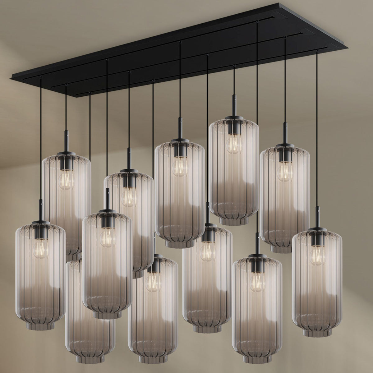 Luminaire complet en verre fumé clair, vu de face sur fond neutre