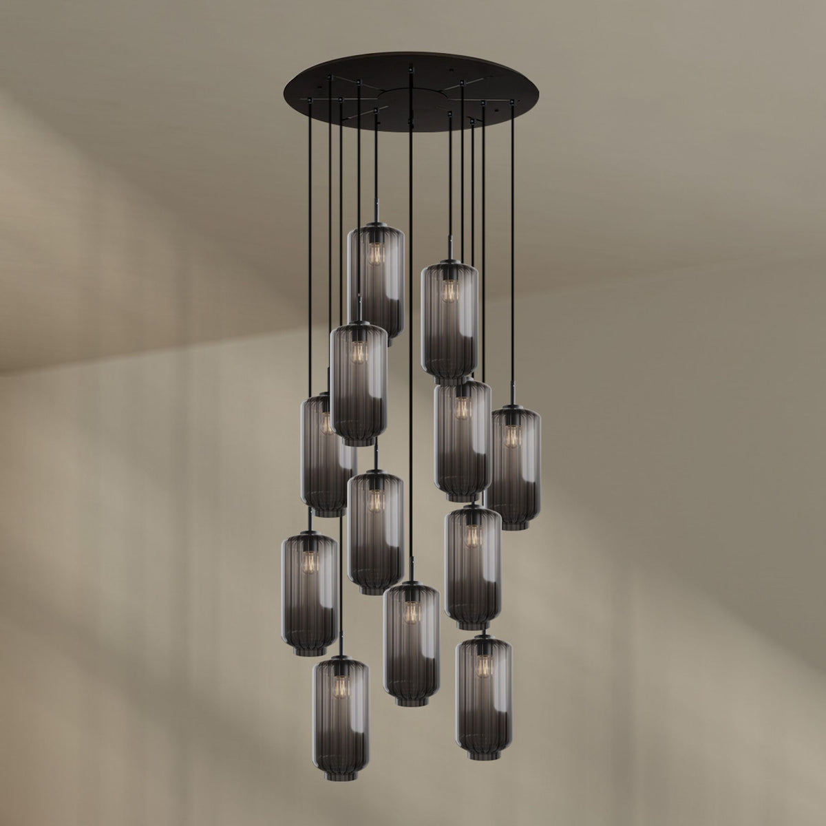 Produit de face sur fond neutre : douze cylindres en verre gris fumé transparent, câbles noirs