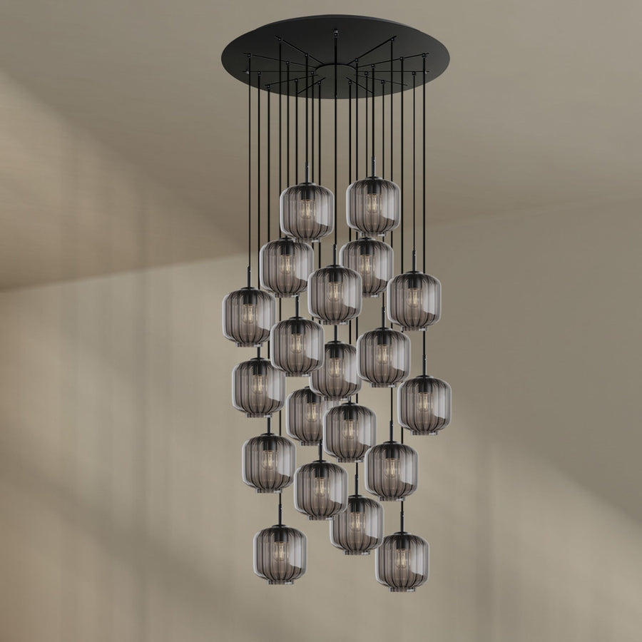 Suspension complète aux verres fumés sur fond clair, vue de face du luminaire.