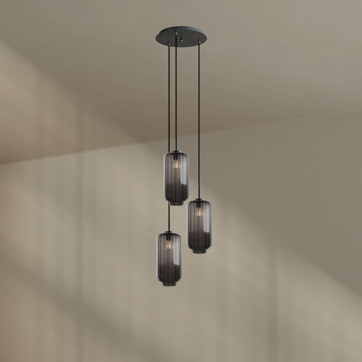 Vue de face du modèle fumé gris, trois luminaires suspendus allumés