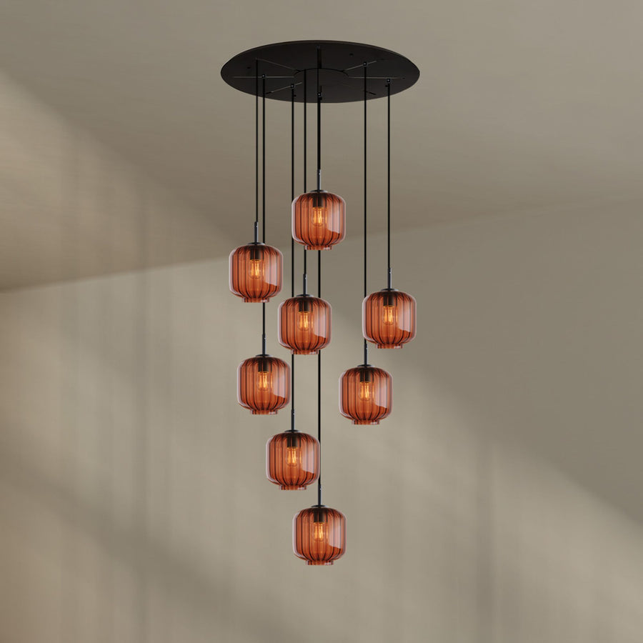 Version verre ambré du luminaire présentée seule sur fond neutre, huit globes alignés