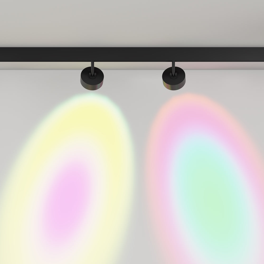 Deux spots sur rail projetant des halos colorés arc-en-ciel