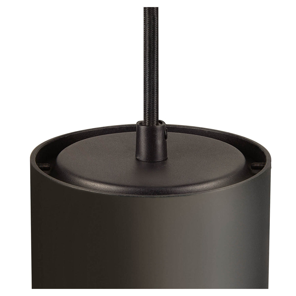 Vue rapprochée du support cylindrique noir et de l’entrée du câble.