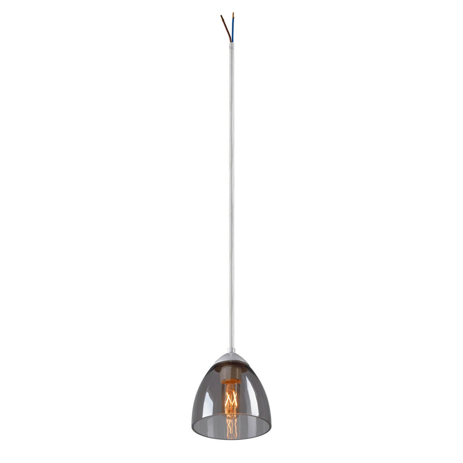 Vue entière du luminaire suspendu, câble tressé blanc et diffuseur conique transparent.