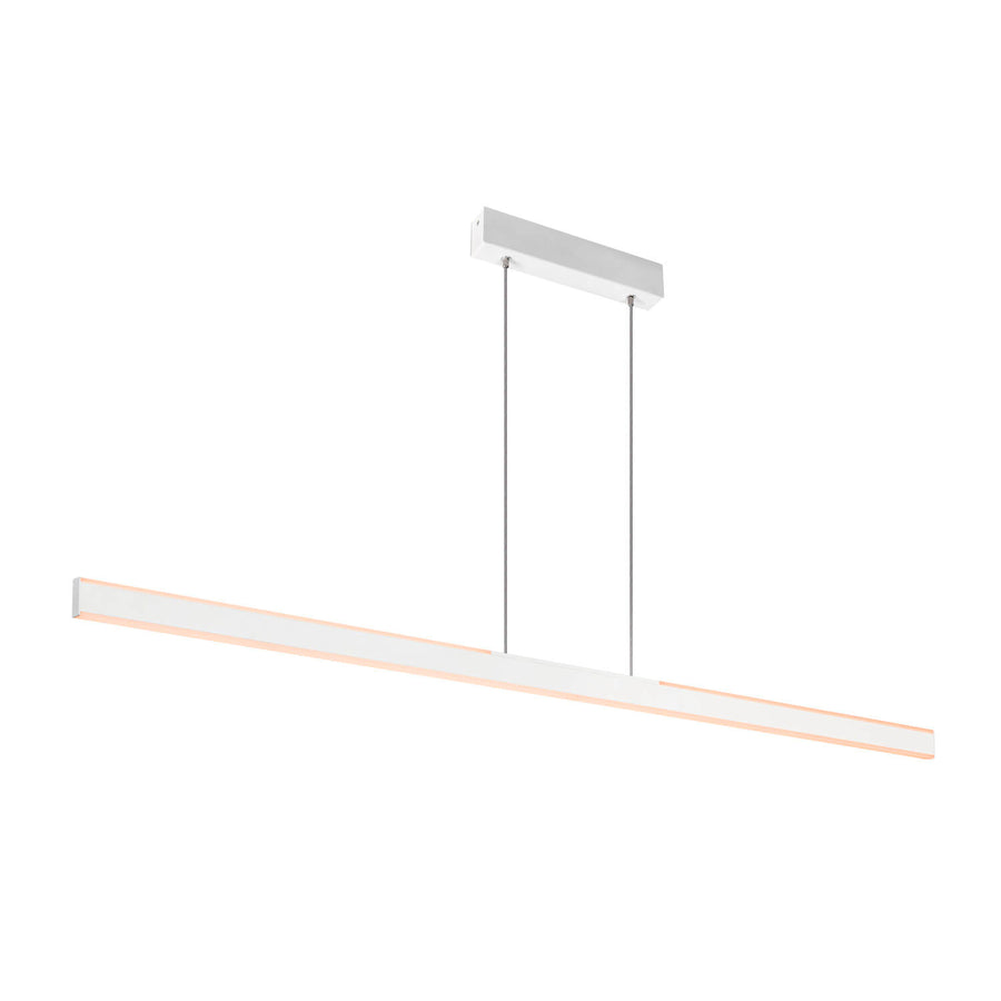 Vue légèrement décalée du luminaire suspendu, mettant en valeur son profil horizontal.
