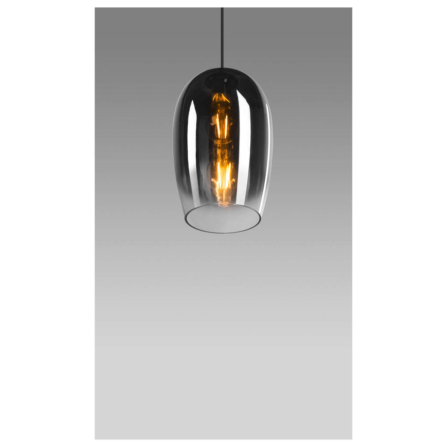 Suspension allumée en verre fumé, ampoule à filament visible sur fond gris