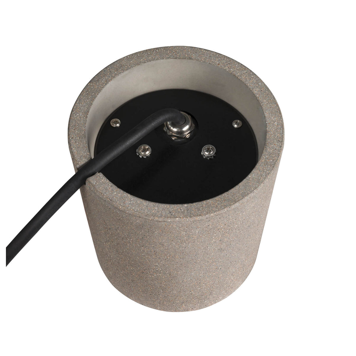 Détail du dessous du lampadaire : câble noir, vis de fixation et base interne.
