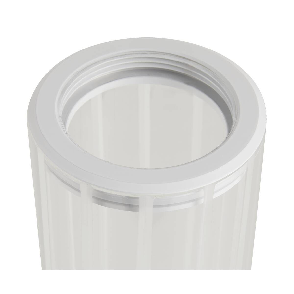 Gros plan sur l'embout circulaire blanc et la structure du verre.