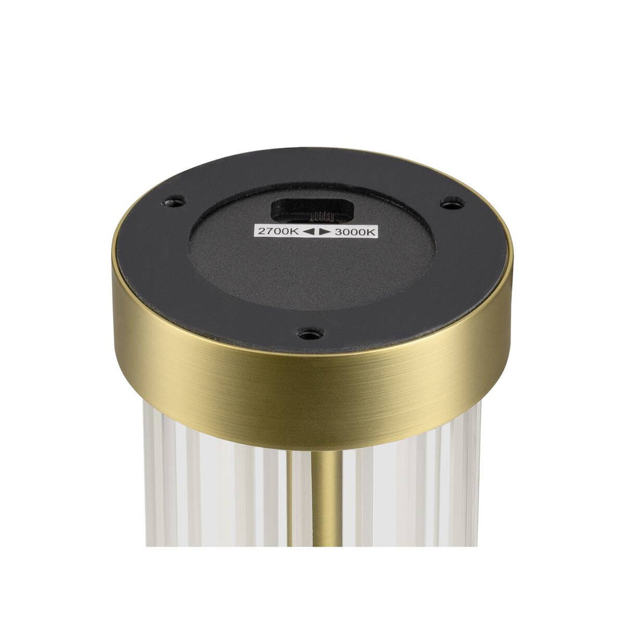 Dessous du socle noir avec port USB et sérigraphie 2700K-3000K.