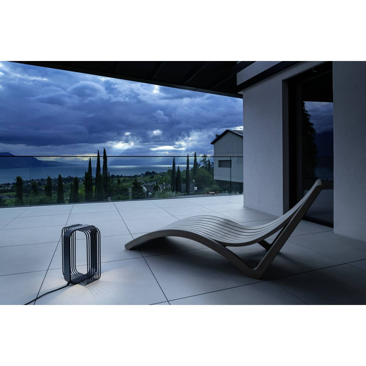 Lampadaire extérieur installé sur une terrasse moderne au crépuscule