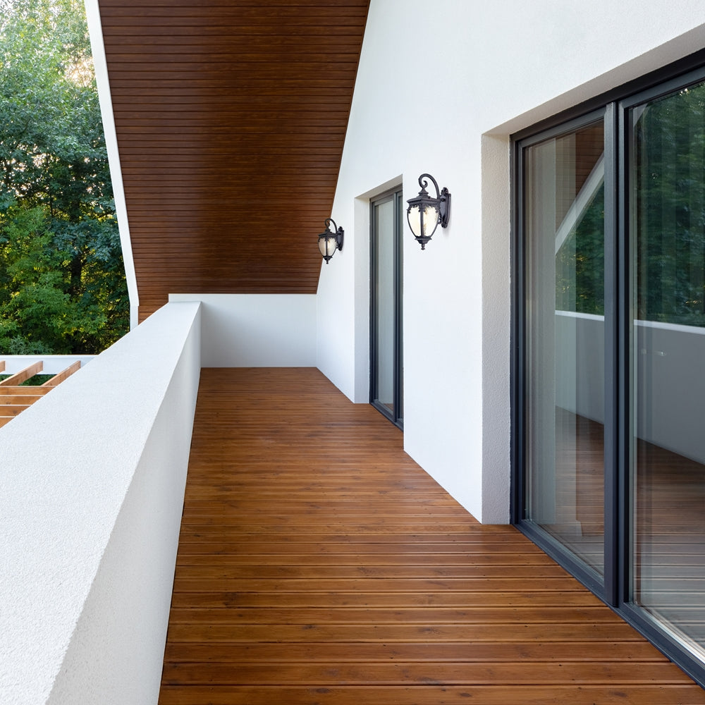 Mise en ambiance sur balcon en bois avec deux appliques murales allumées