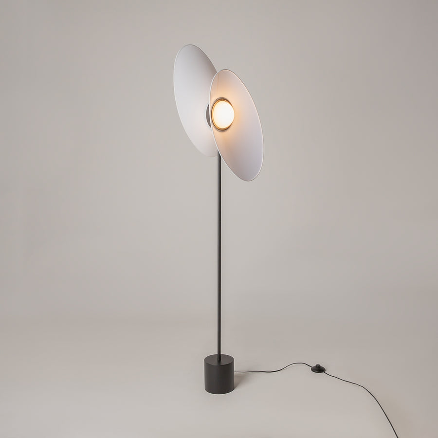 Vue de face du lampadaire éteint, disques translucides et cercle doré.