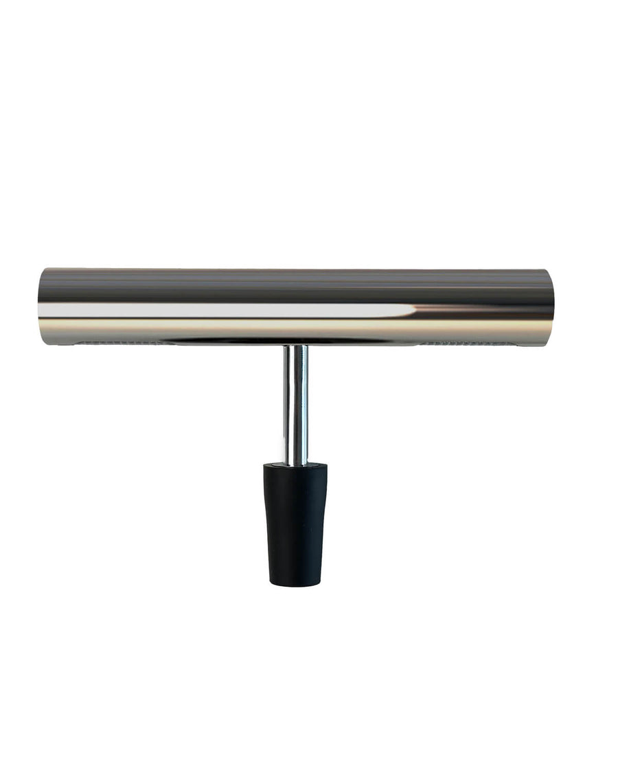 Vue de face du luminaire cylindrique argenté avec support noir et tige chromée