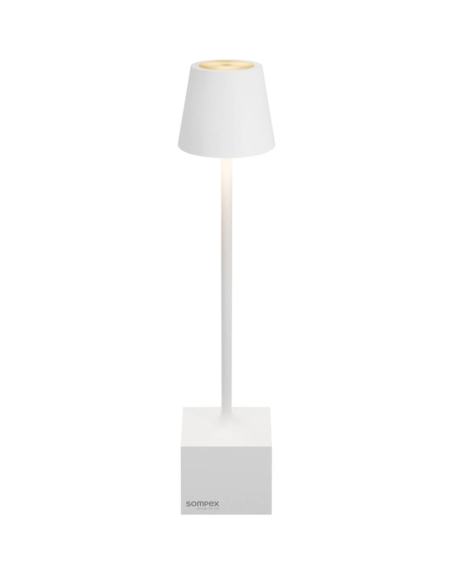 Lampe blanche de face sur fond blanc, abat-jour conique et base carrée.