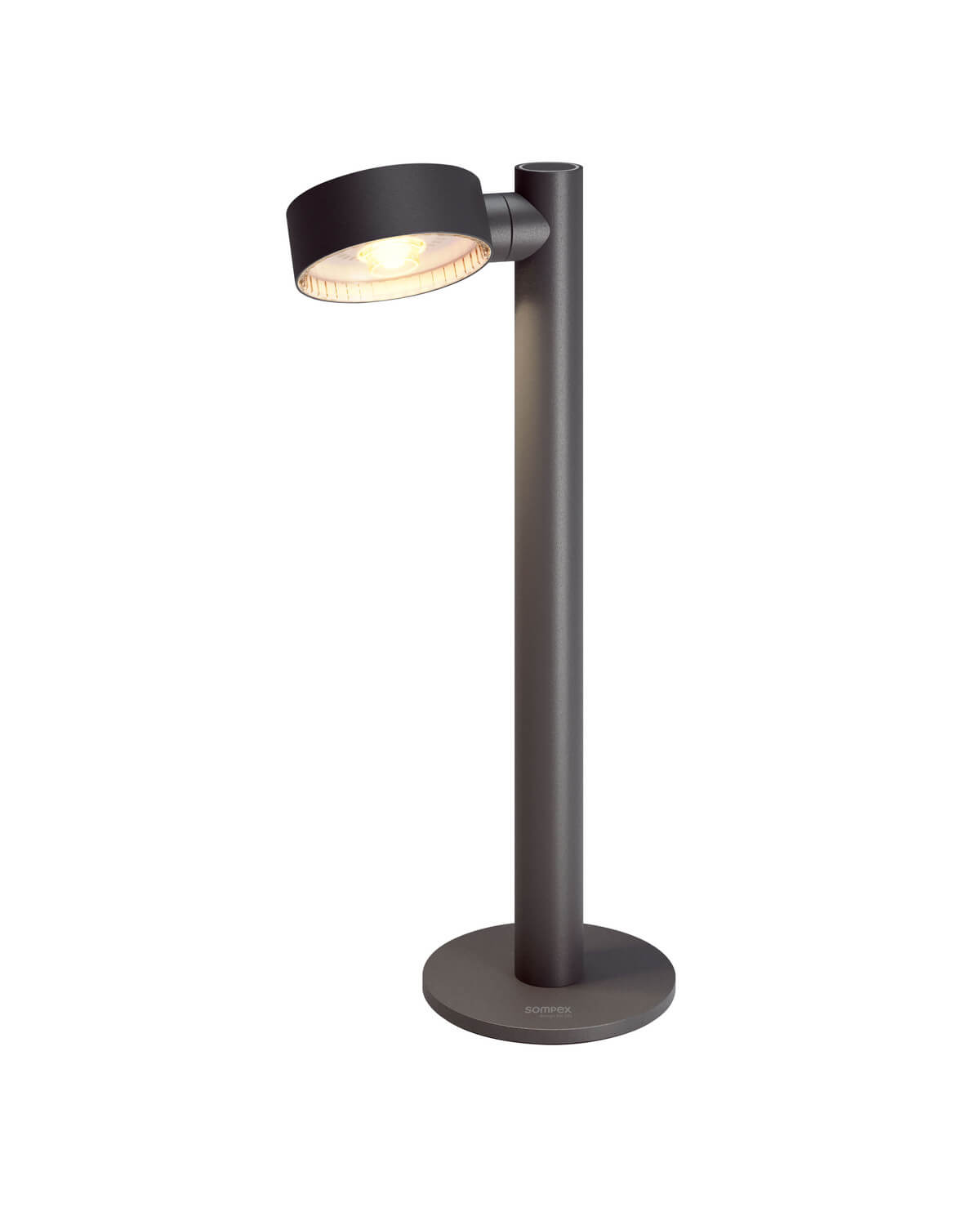 Lampadaire extérieur anthracite allumé, tête ronde orientable en métal, fond blanc.