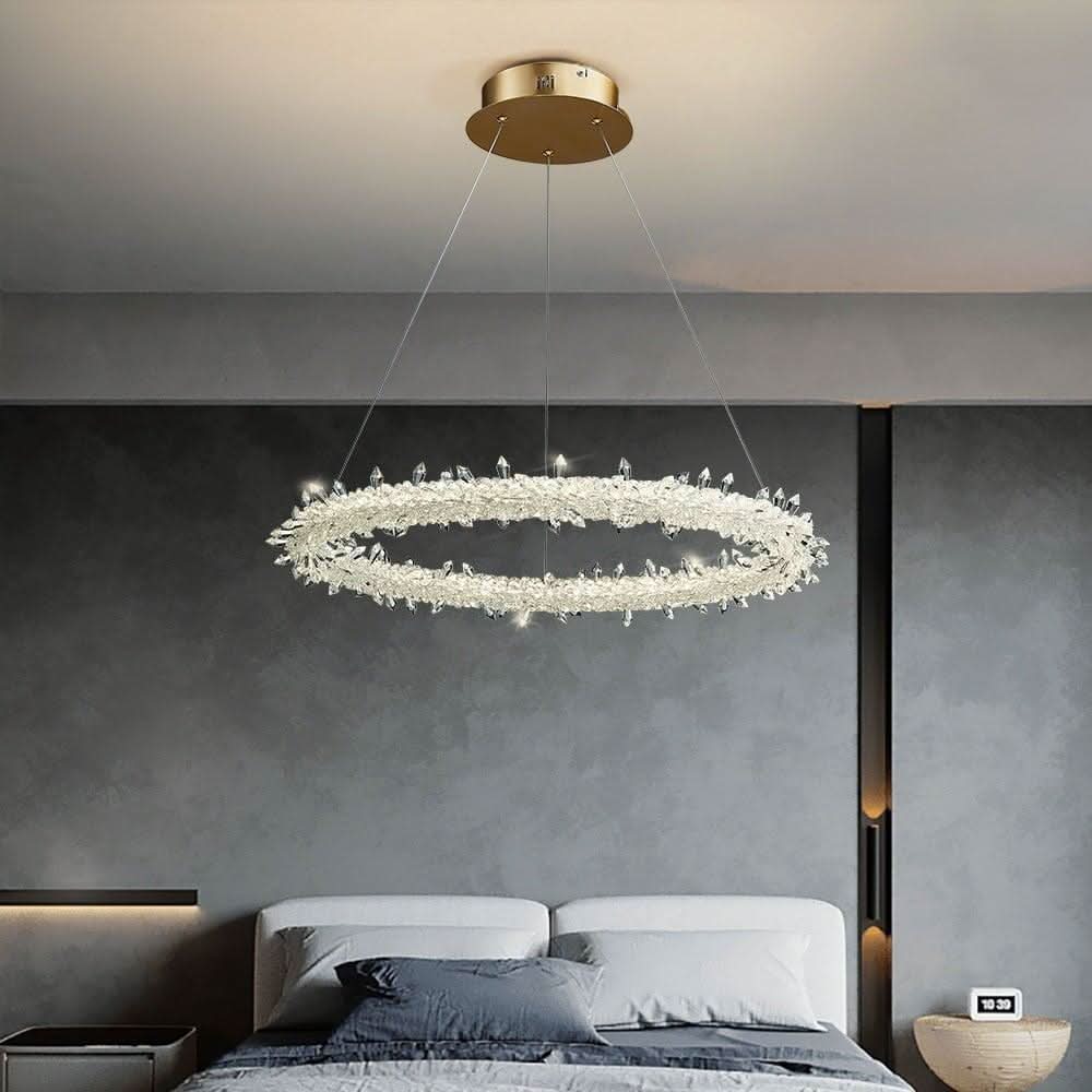 Anneau ovale unique et lumineux suspendu devant un mur gris texturé