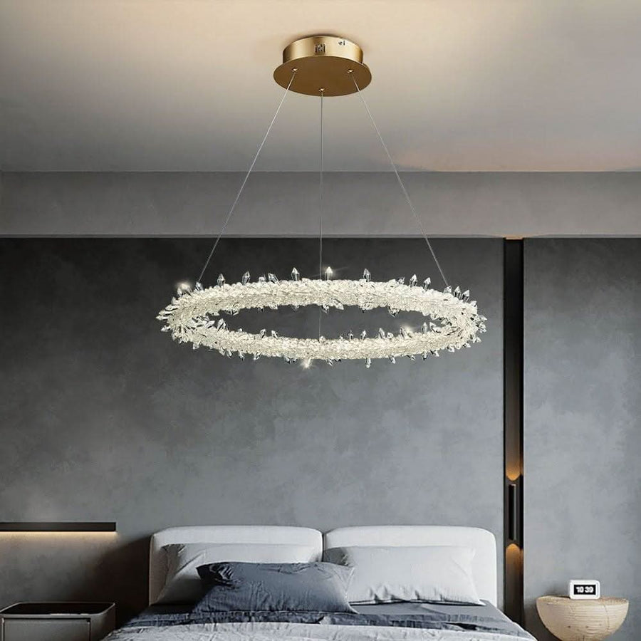 Anneau ovale unique et lumineux suspendu devant un mur gris texturé