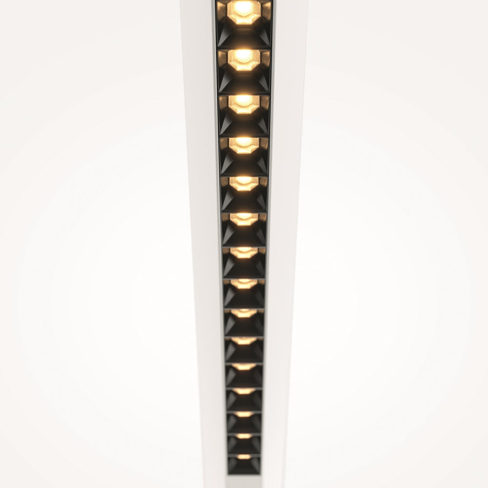 Vue macro de la rangée de LED dorées alignées dans le profil blanc