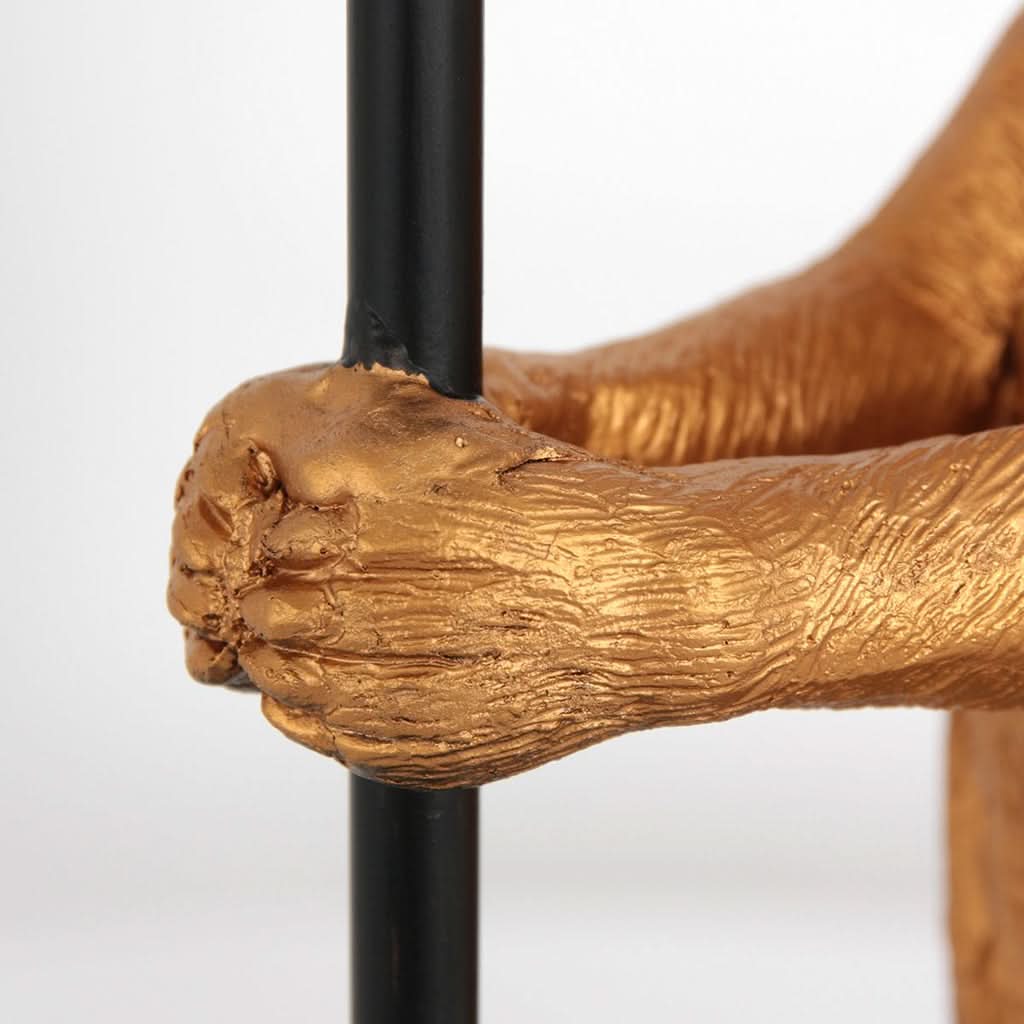 Gros plan sur les pattes avant dorées du suricate serrant la tige noire