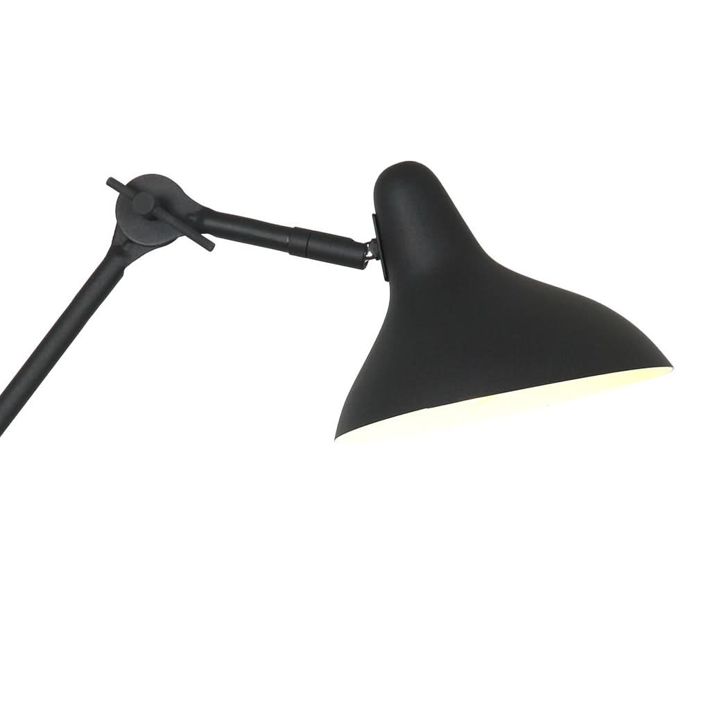 Détail rapproché de l'abat-jour conique noir et de son ampoule allumée.