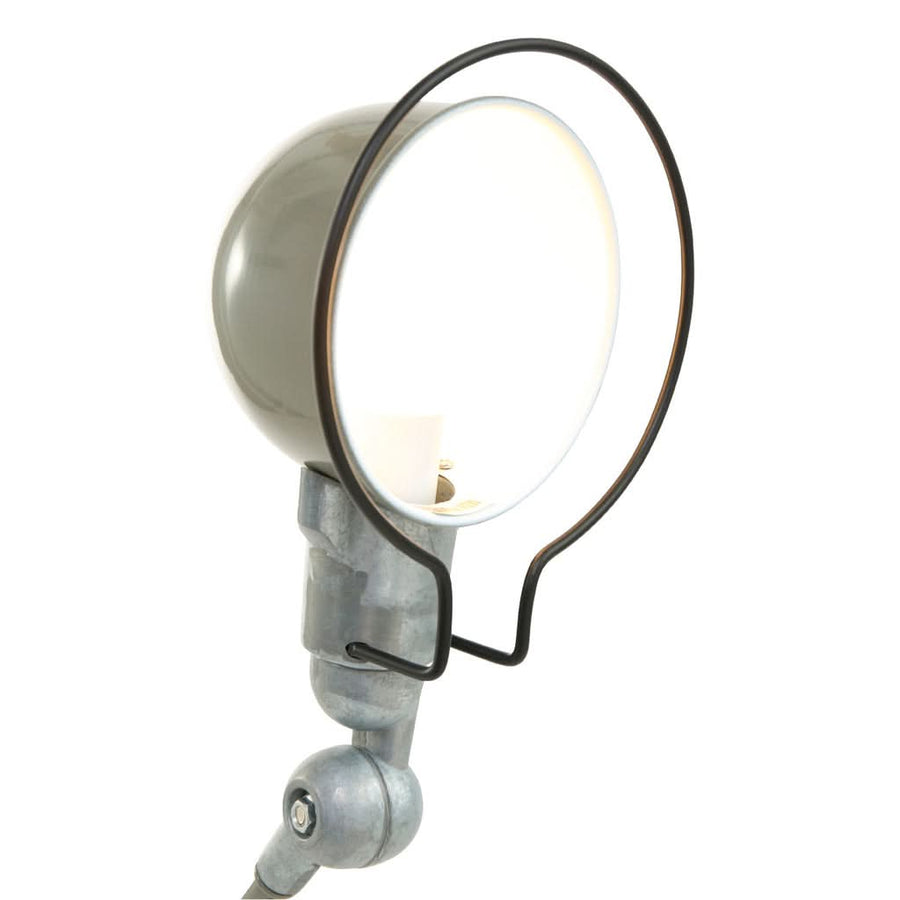 Détail de l'intérieur du réflecteur ouvert avec douille et ampoule visible.